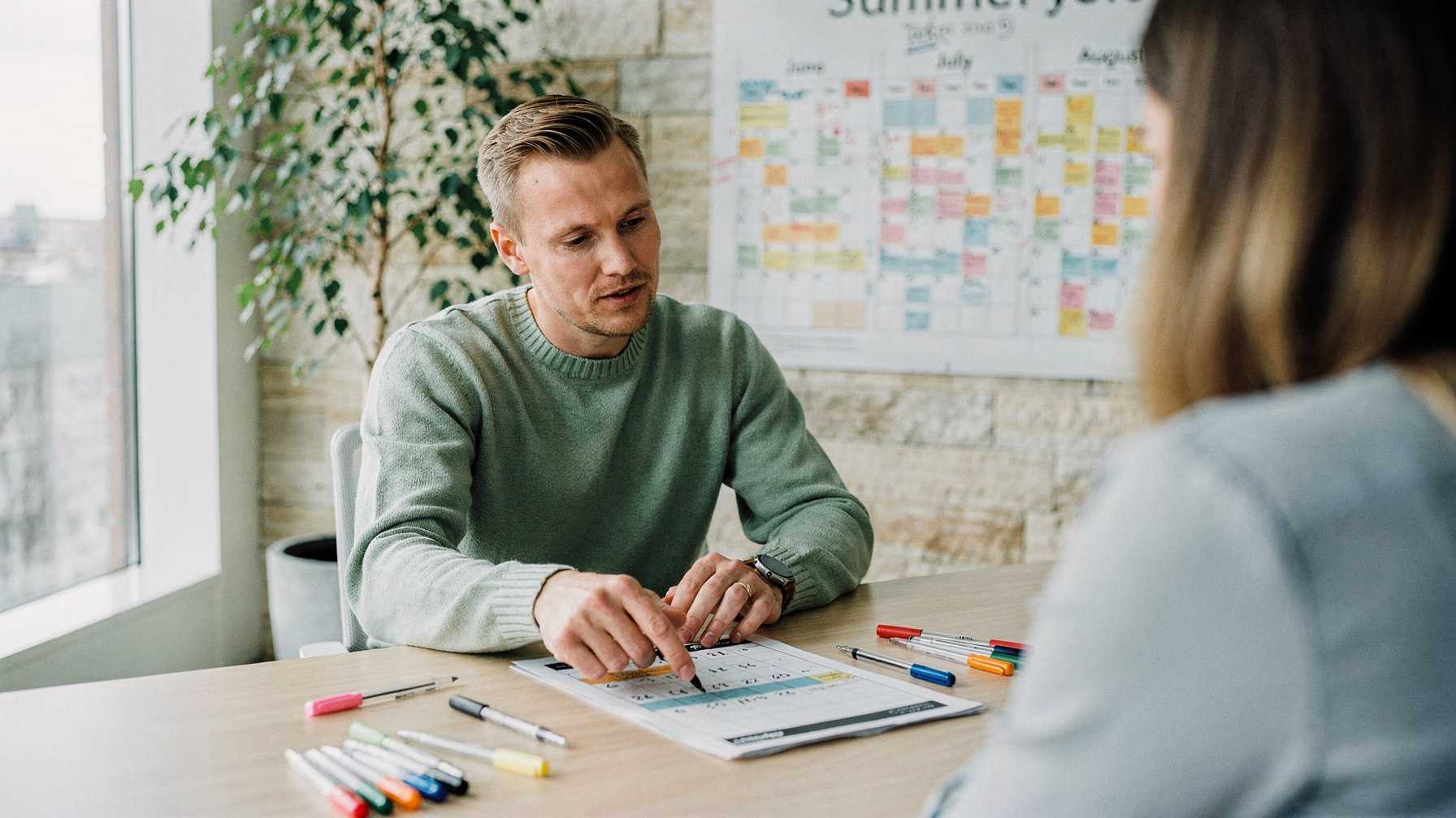How many days of annual leave are employees entitled to in Estonia?